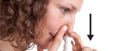 Kvinde bruger næsespray